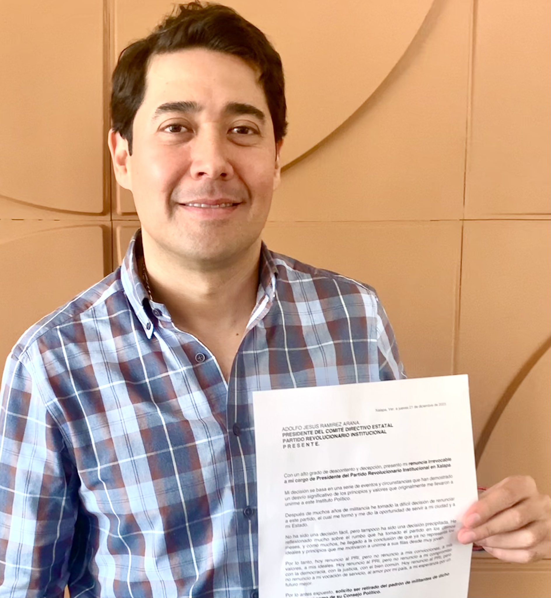 Alfredo Flores anuncia su renuncia a la dirigencia estatal del PRI en